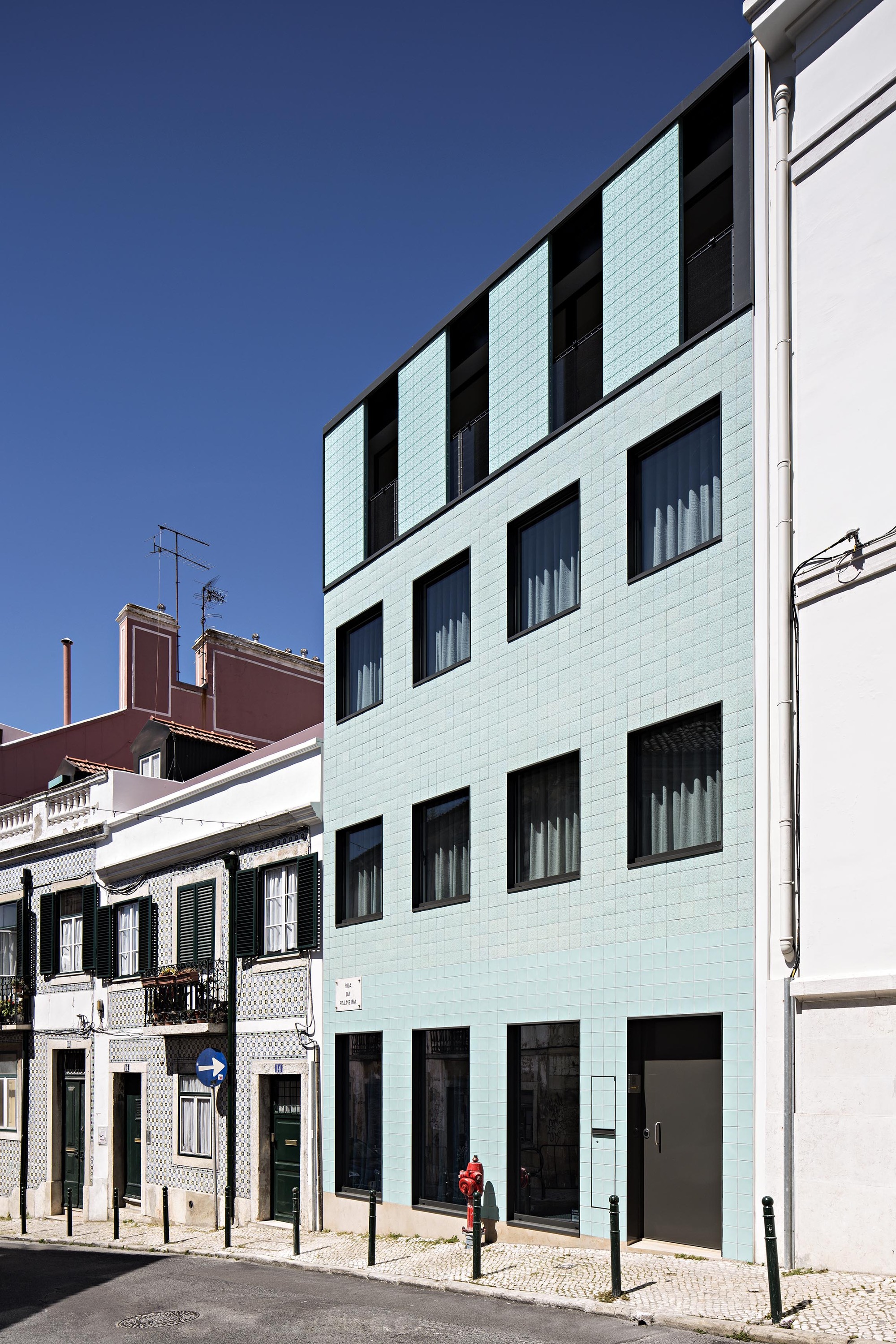 葡萄牙城市家庭住宅 | 现代化与传统瓷砖的完美融合-18