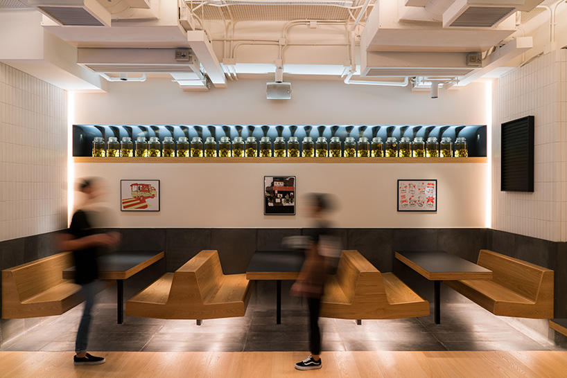 香港 Yardbird 餐厅 现代包豪斯风格 原木与白色瓷砖的完美融合-6