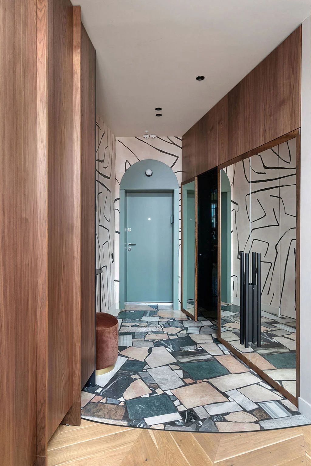 多彩不规则布局公寓，大胆壁纸打造现代时尚空间-24