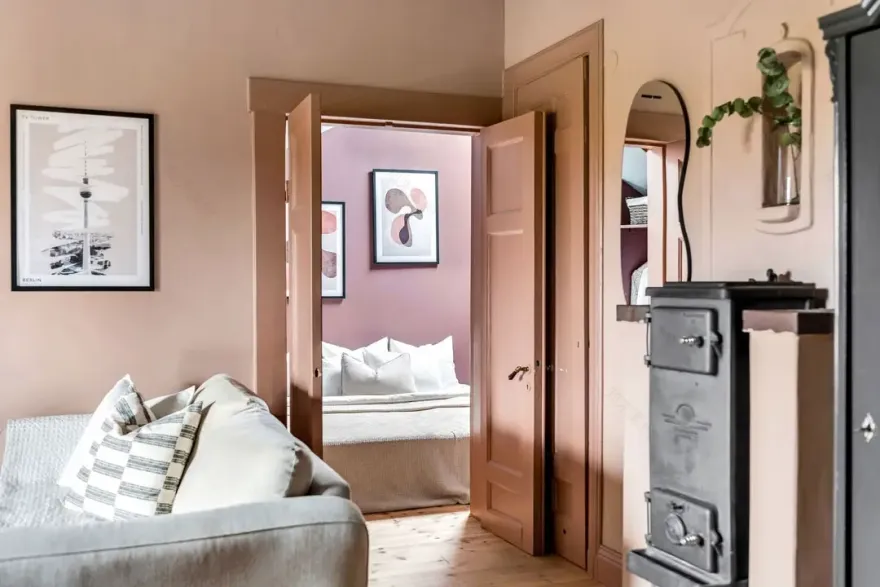 瑞典 58m2 屋顶公寓 | 黑色魅力与粉色过去的完美融合-9