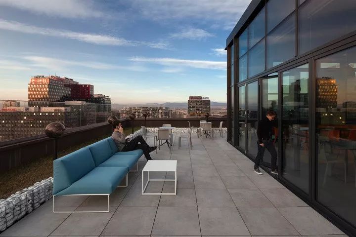 Stars Group 索非亚办公室 | 暗黑主题下的多元化空间设计-36