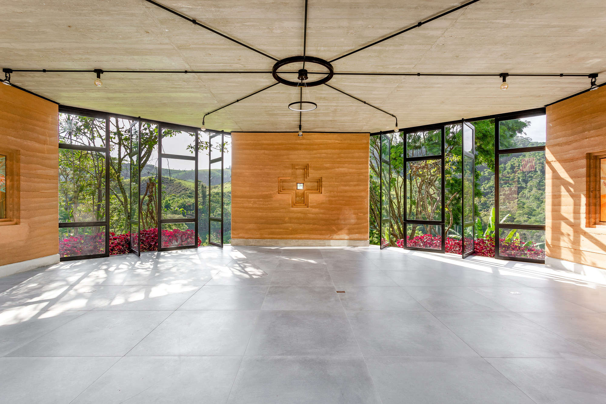 Jesuit Chapel / Solo Eduardo-18