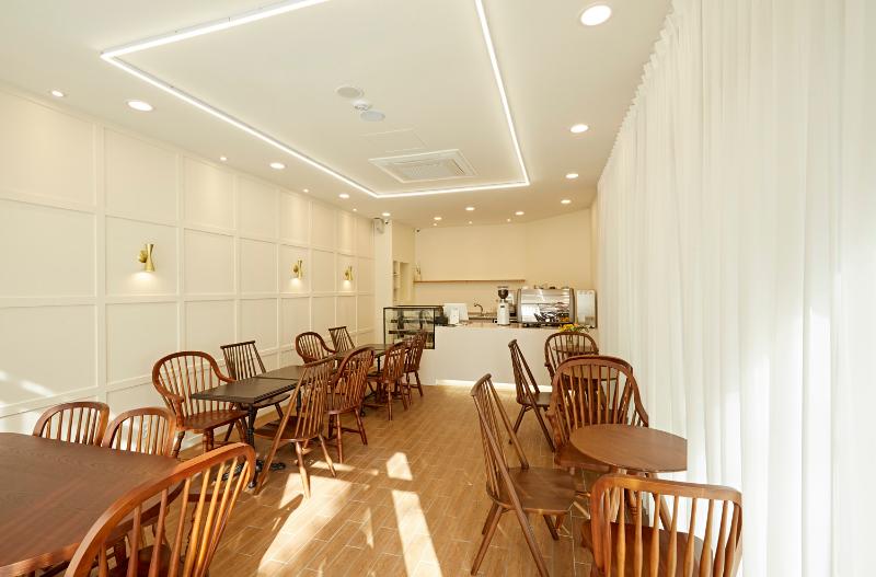 温馨 15 坪咖啡厅，打造浪漫氛围-3