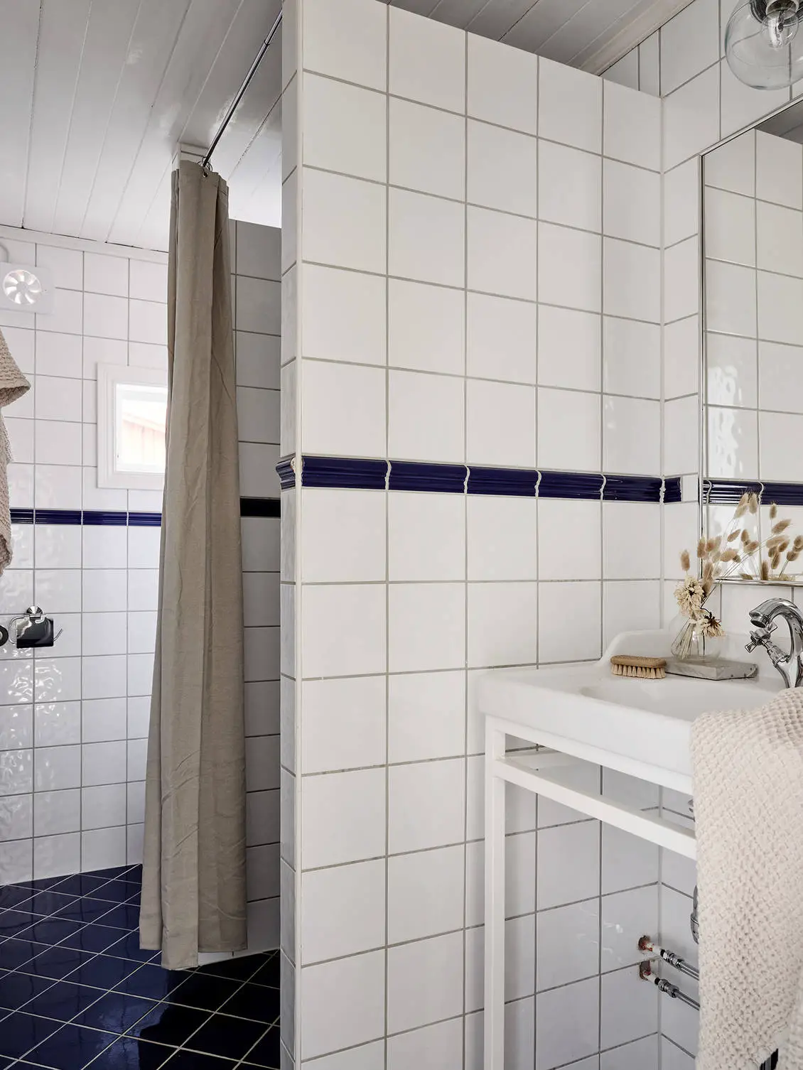 瑞典 19 世纪乡村风情木屋，白色内饰与田园风光完美融合-17