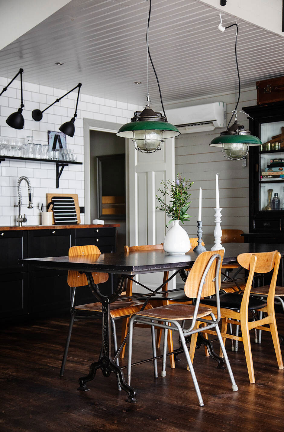 瑞典海岸小岛的工业风红色美墅-8