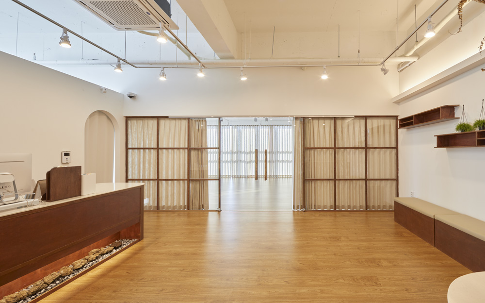 白色与木质的碰撞 | 50 平米瑜伽空间的极简设计-3