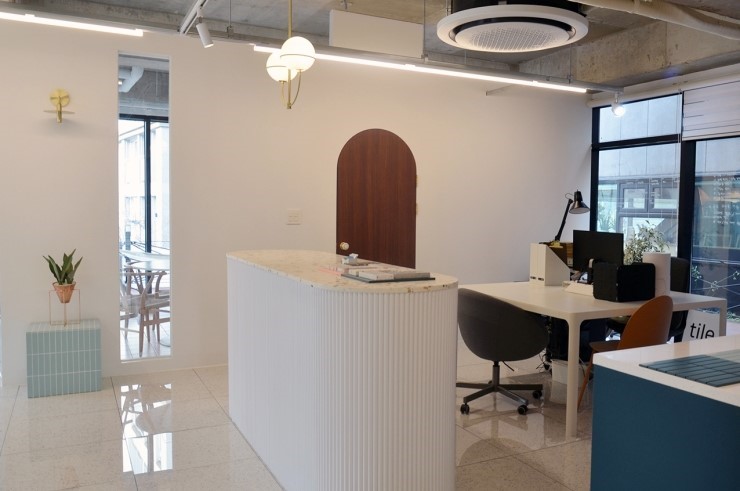 极简设计打造办公空间与展示厅-17