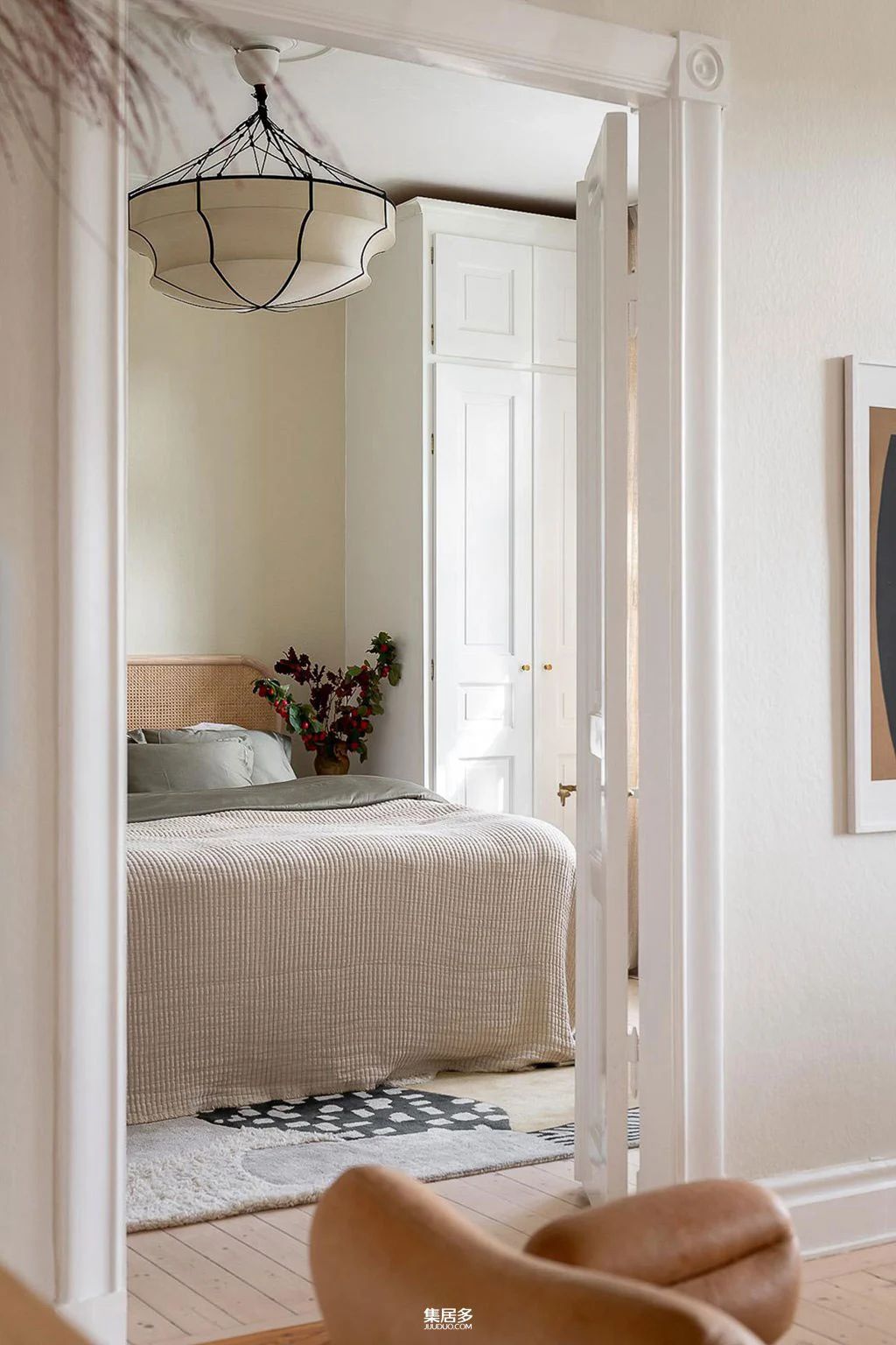 哥德堡明亮斯堪的纳维亚公寓的彩色画廊墙设计-2