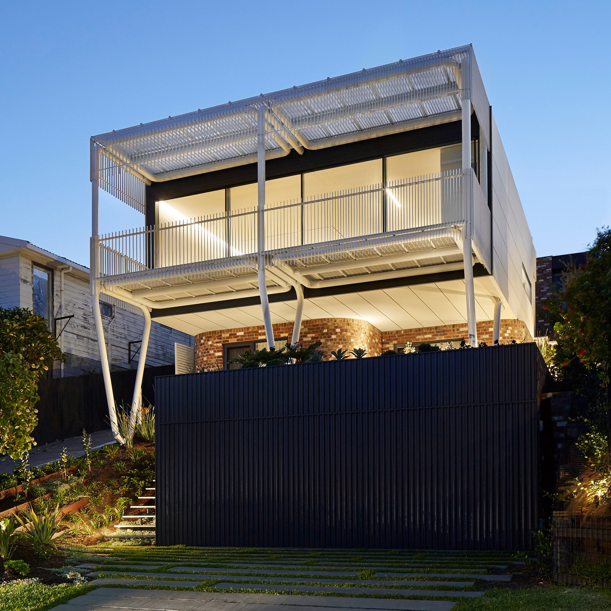 Giant "paperclips" support living spaces and balcony at New South Wales home-0