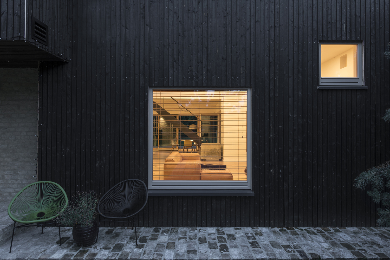 松树林中的现代住宅-31