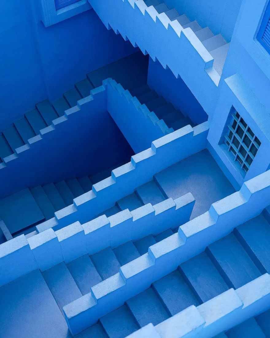 红墙 | 后现代公寓综合体的纯粹色彩与迷宫式空间-33