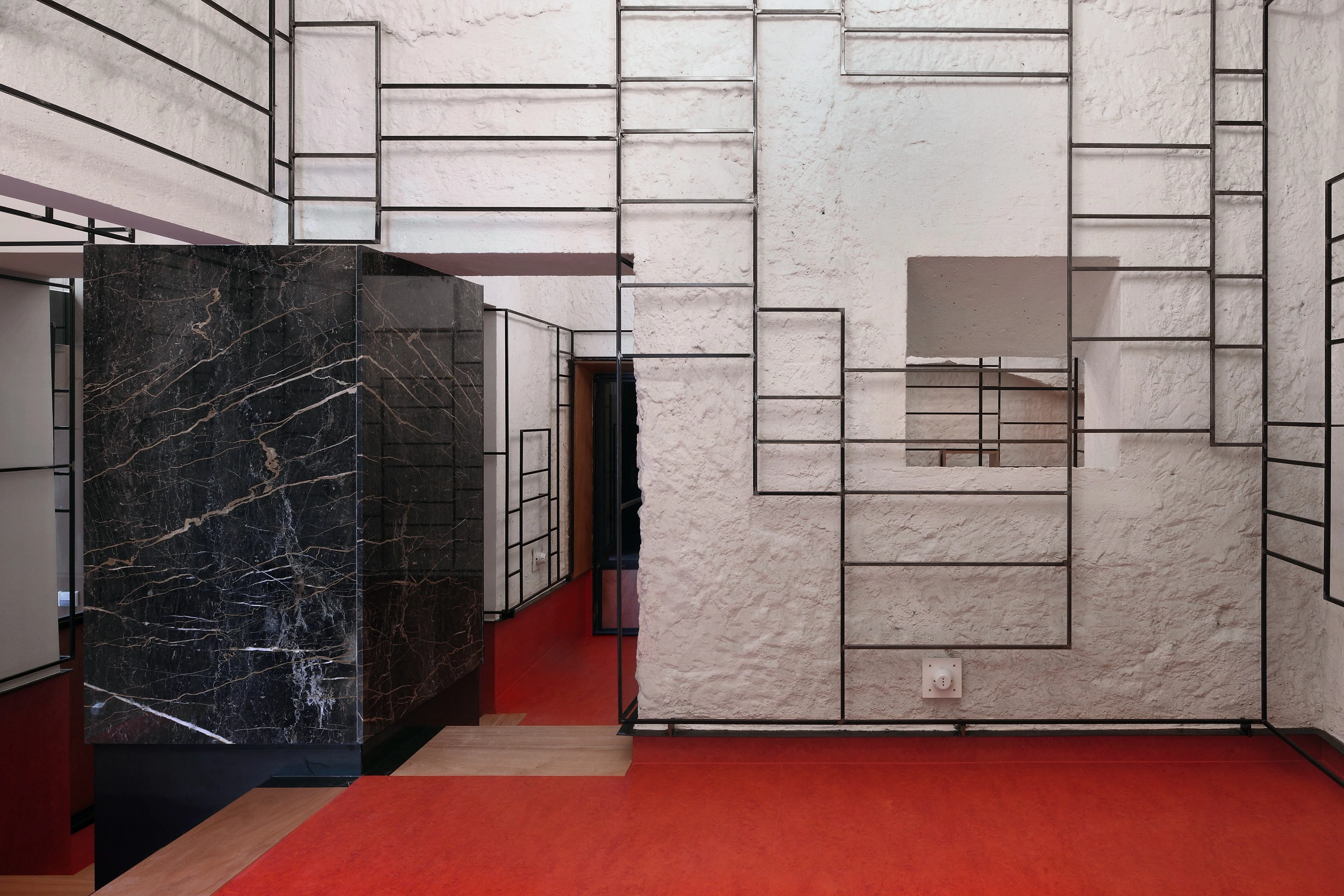 意大利 Caltagirone 百年建筑中的现代商铺设计-11