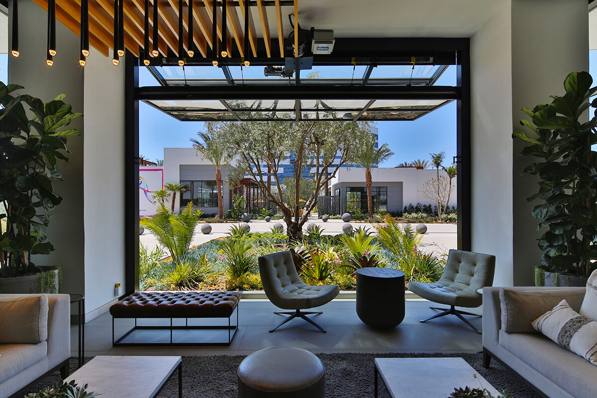 飞地；有围墙的社区；专属区域（需结合具体语境确定最合适的表述，若这里指高档封闭社区，‘有围墙的社区’较合适；若指地理意义上的，‘飞地’更准确等） 但按照严格要求这里还是统一给出 飞地  丨美国洛杉矶丨Lifescapes International-0