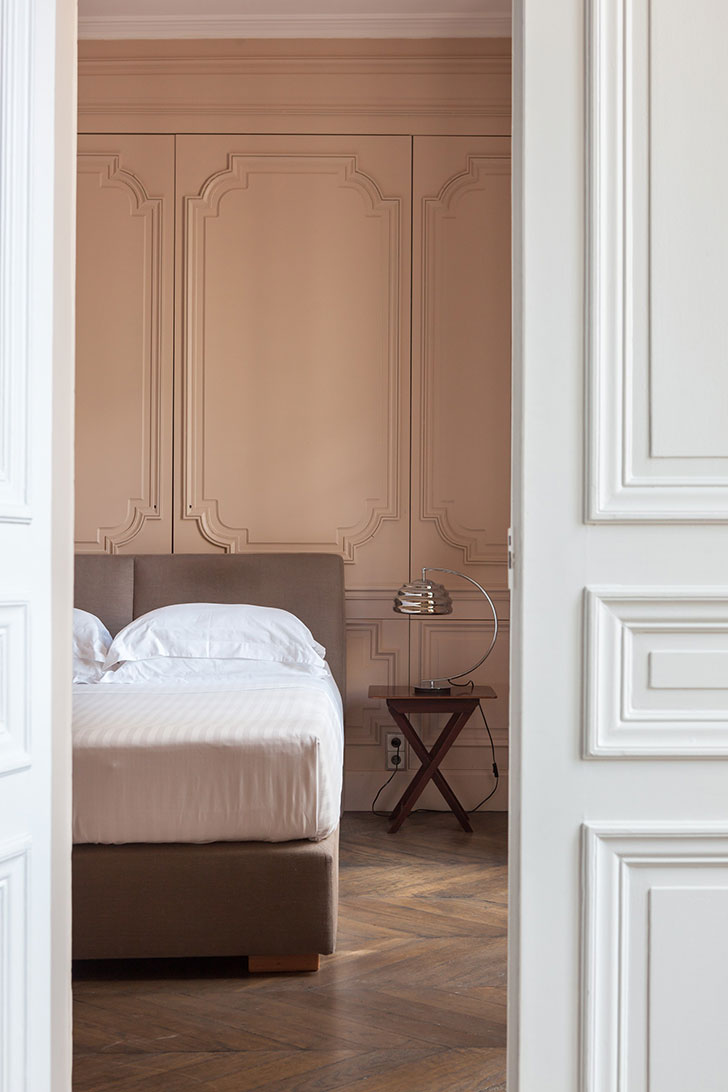 巴黎风情公寓 | 画饰与大胆色彩的完美融合-13