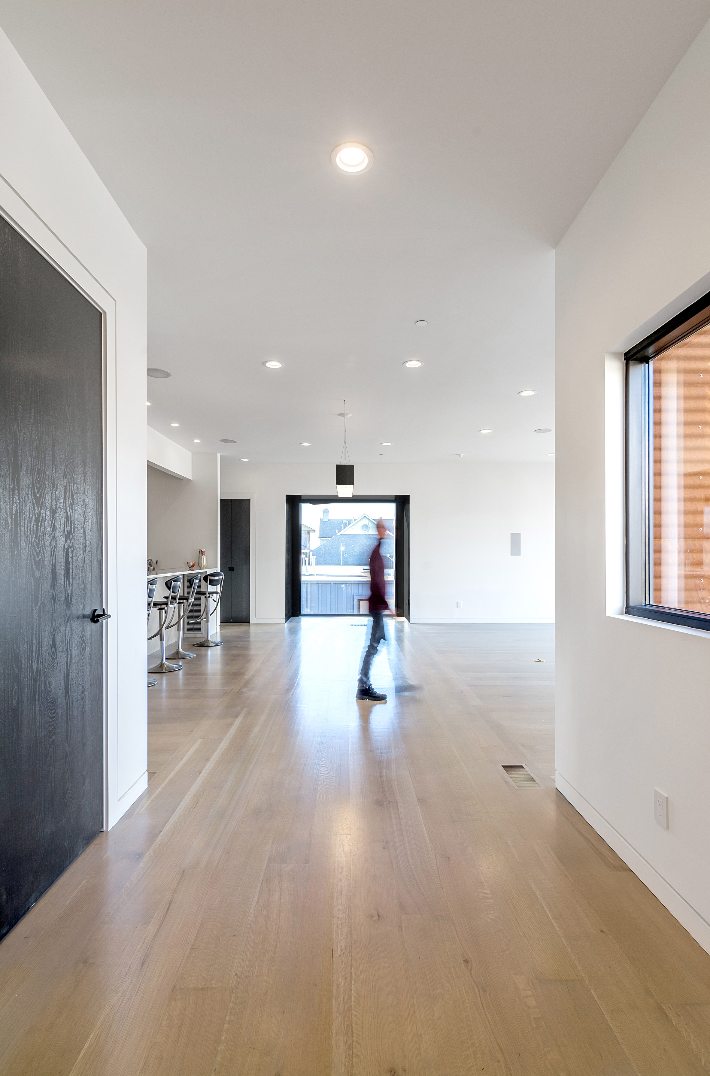 Archimania creates tall family home overlooking train tracks in Memphis-10