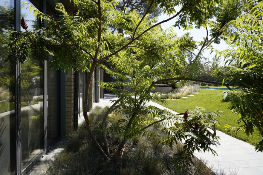 一座充满当代美学的私人花园丨Pool landscape-16