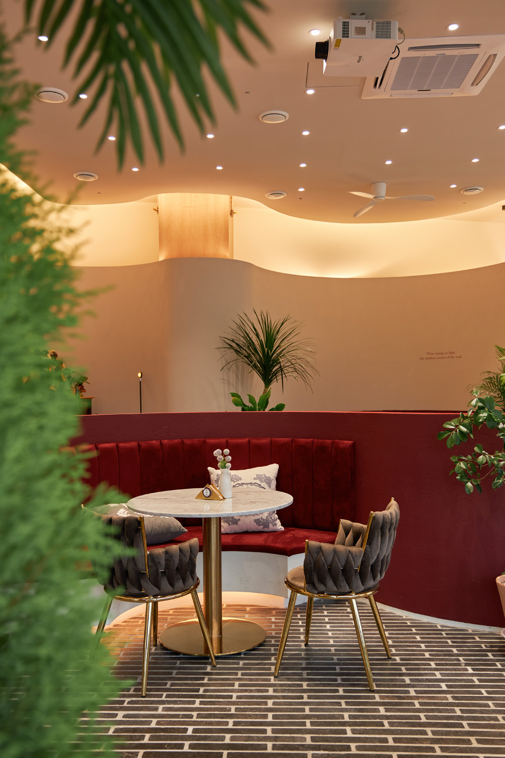 曲径通幽 | 55 平米餐厅的曲线魅力-22