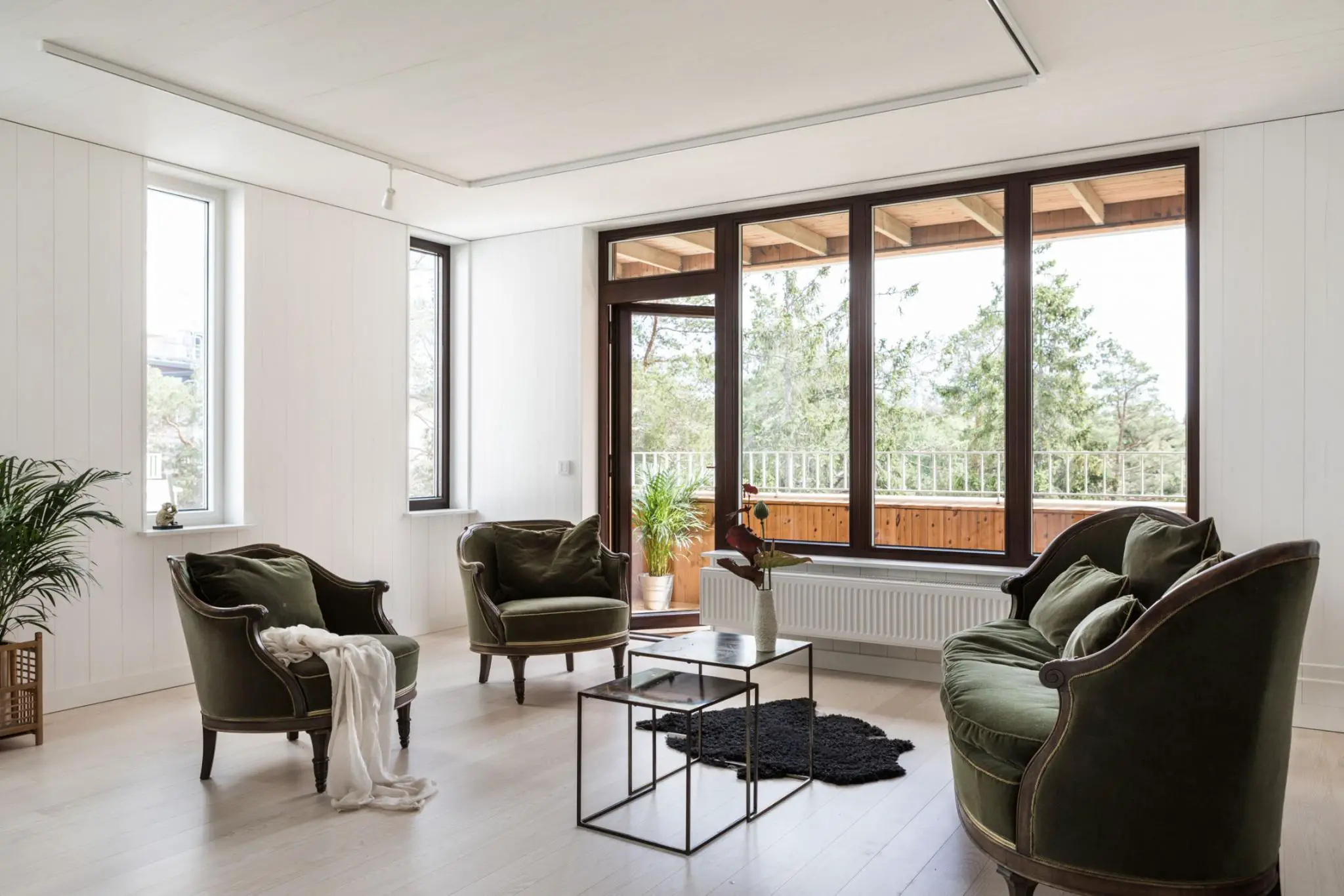 现代木质别墅的屋顶露台与极简内饰设计-7