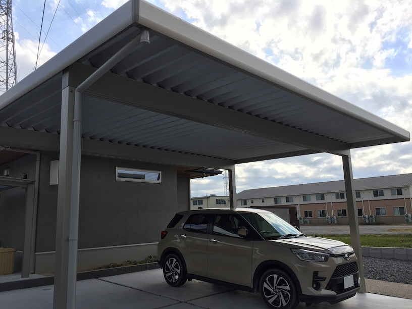 縦格子の目隠しアルミフェンスでプライバシーを確保した外構-34