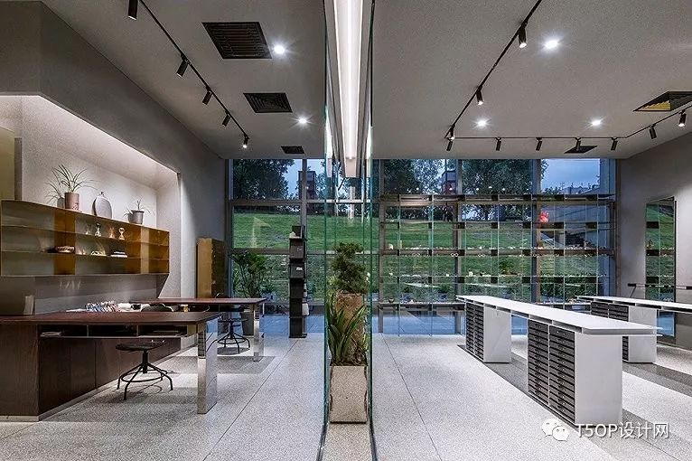 用玻璃与黄铜贯穿空间·北京阿目眼镜店铺-1