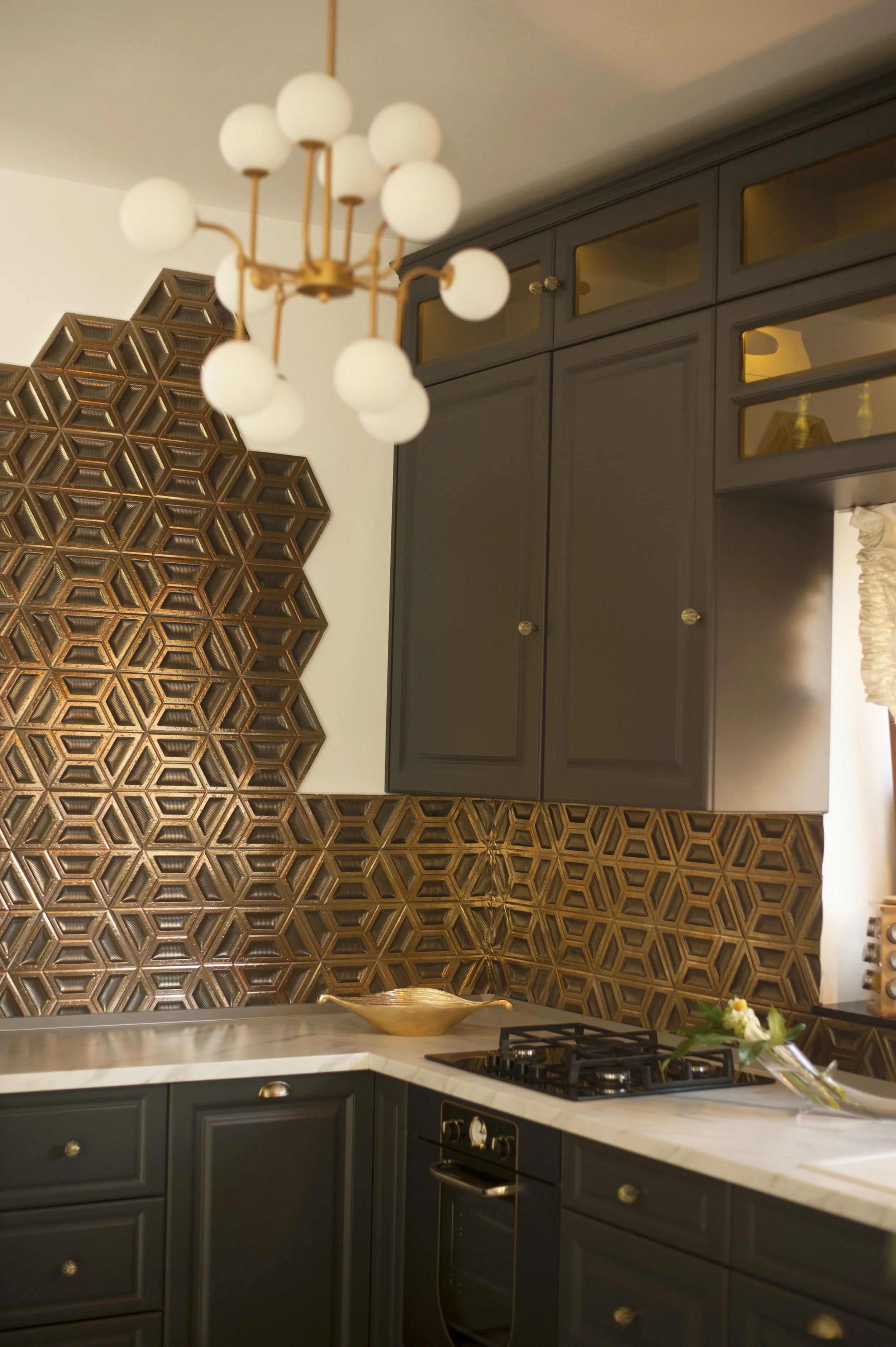 这所房子；这座住宅（注：根据语境不同，这里的house可能有多种具体指向，这所房子这座住宅都比较常见，更精准的含义需结合前后来确定，但此处按要求提供单一翻译仅举例这所房子 ）

在一般语境下，常见翻译为 这所房子  -9