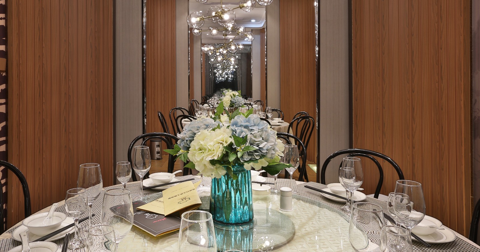 IDDW 道伟设计 | “灰度”巴黎中餐厅,简约工业风融合巴黎元素-13