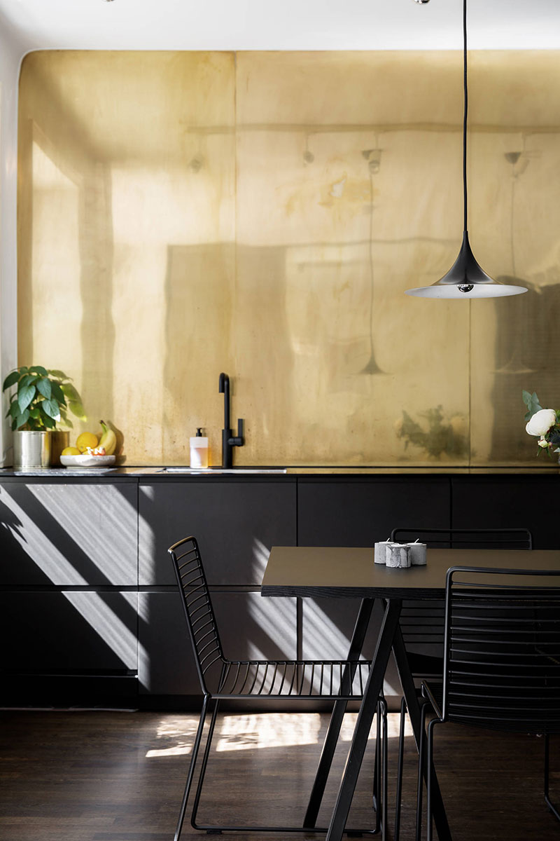 瑞典 65 平米开放式公寓 | 全透明卧室、亮丽铜墙、狭长衣帽间-12