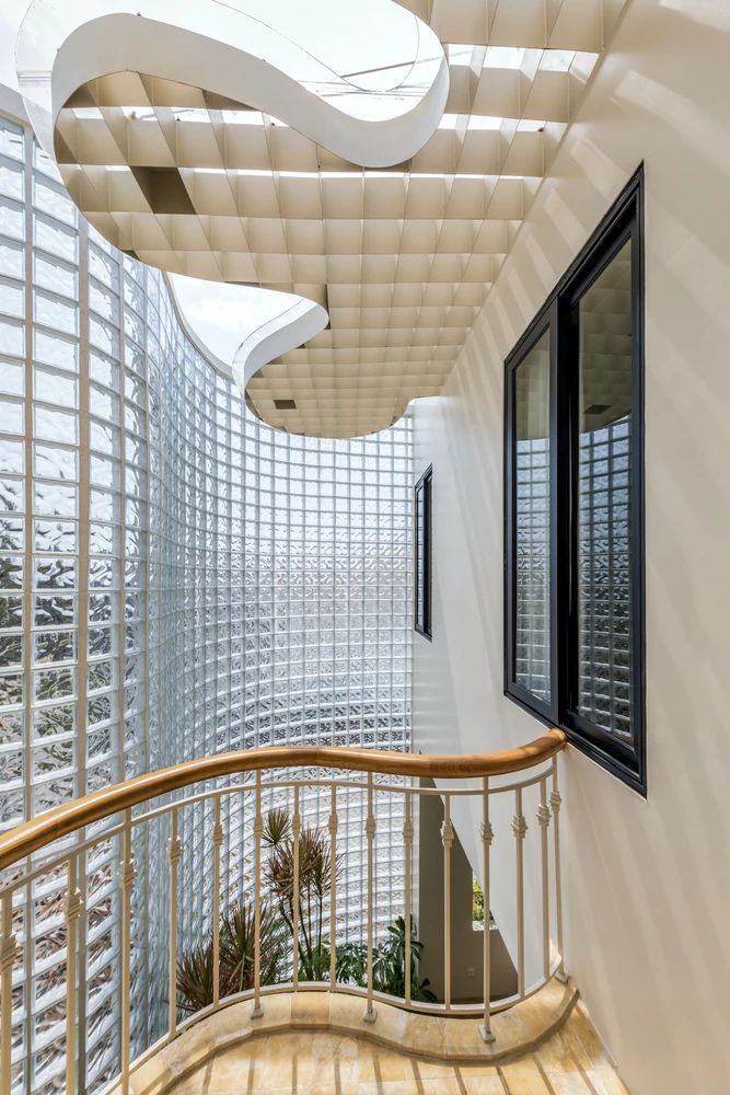 隐于城市，通透于心，3000块玻璃砖，拼出一个浪漫到不真实的家-16