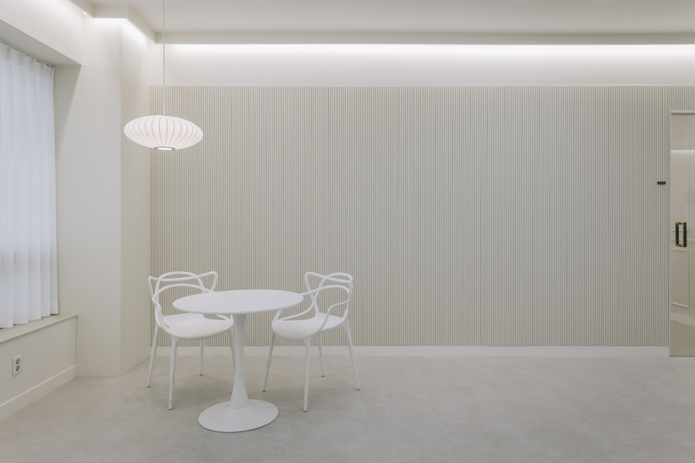 白色简约迷你办公室，60 平米的极致空间利用-3