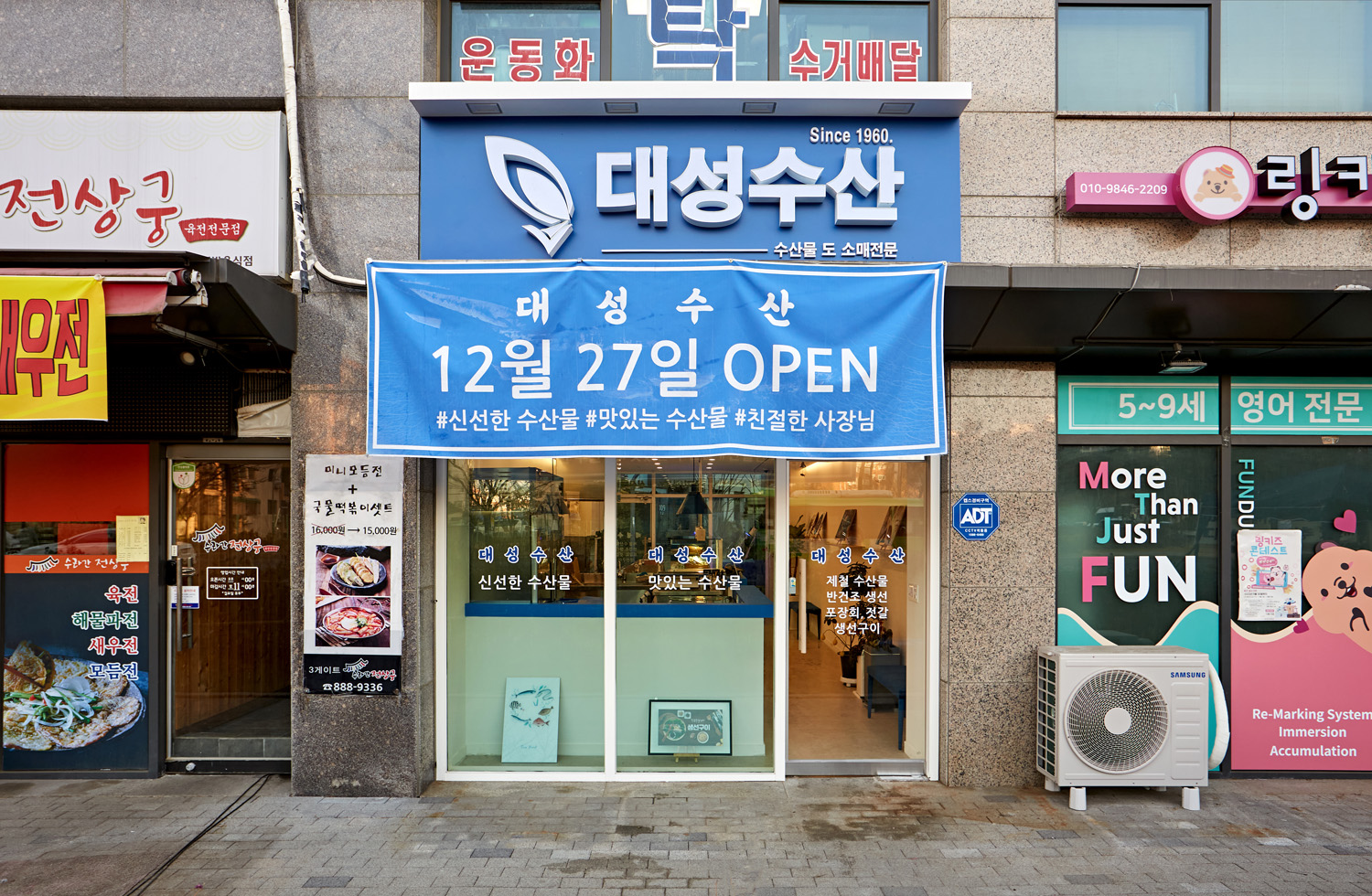 11 坪白色极简主义海鲜餐厅设计-2