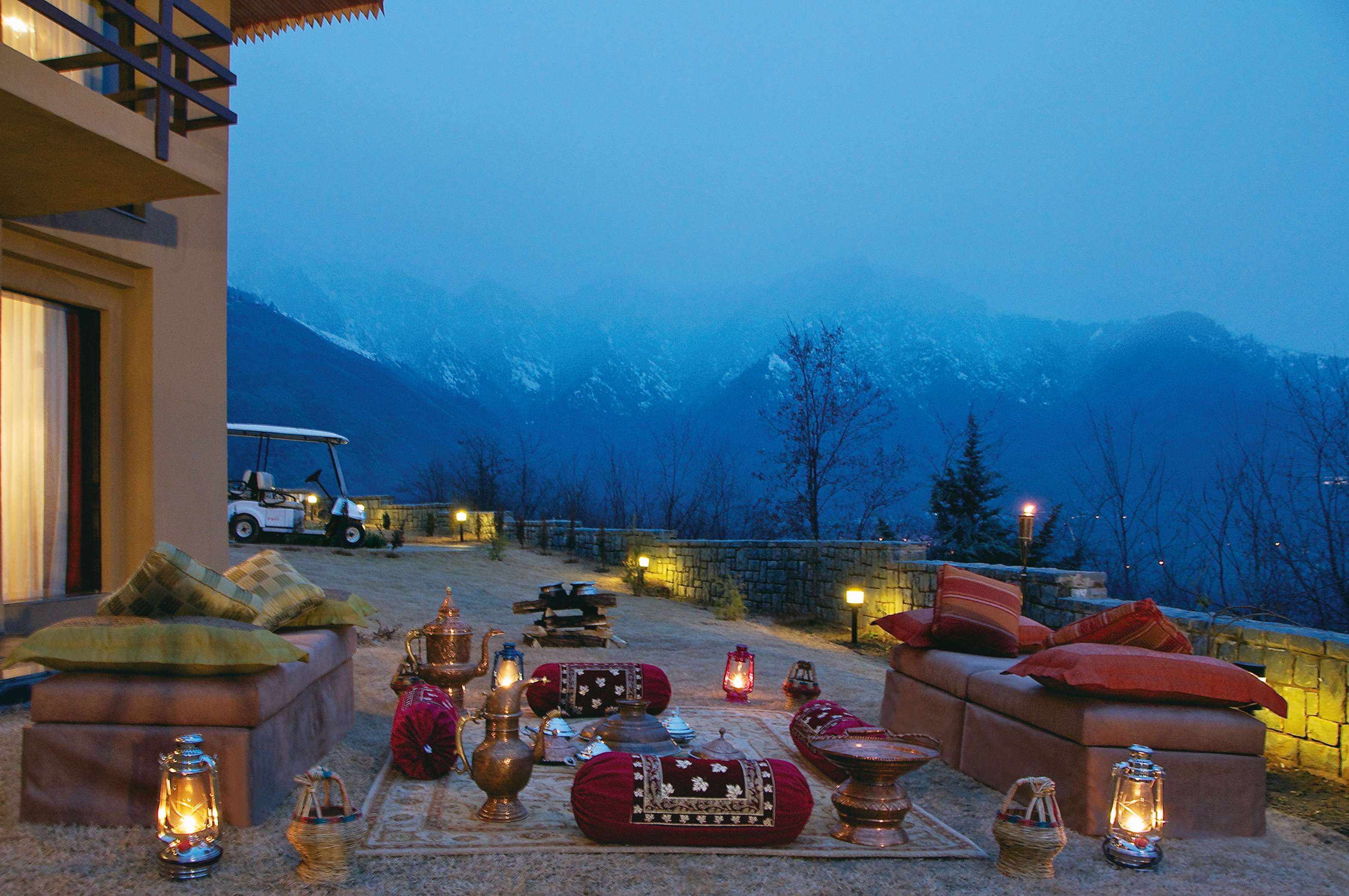 Vivanta by Taj   Dalview  Srinagar-8