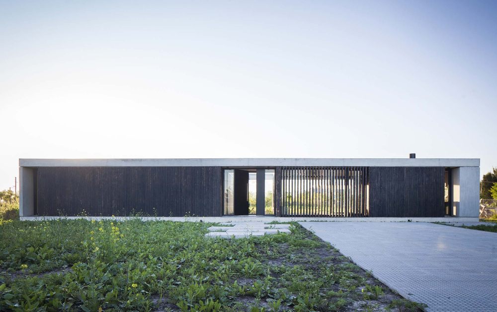 阿根廷查卡 93 号住宅 | 混凝土与木炭色遮阳篷的简约魅力-29