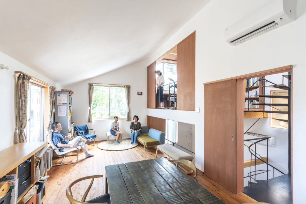 外にも中にも視線が抜けるおおらかなつくりで人が集まる家 | Architecture | 100%LiFE-16