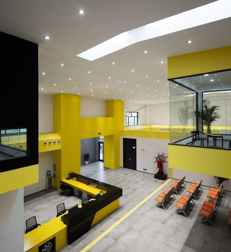 废旧仓库变身高颜值驾校，极简工业风诠释安全警示-1