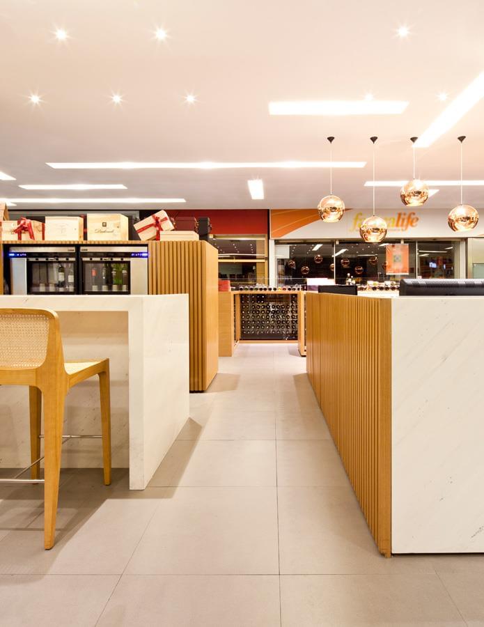 玻璃之魅 · RJ 购物中心的精致葡萄酒店设计-8