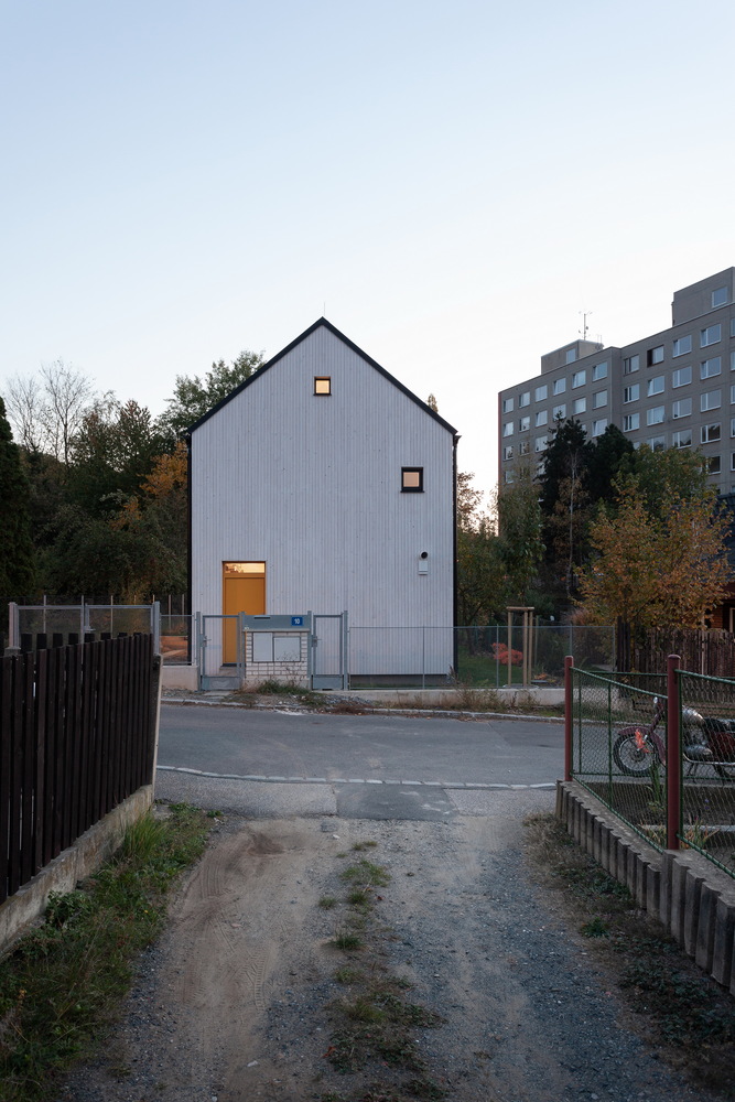 布拉格城市绿洲 · 家庭住宅与后院书房的共生设计-41