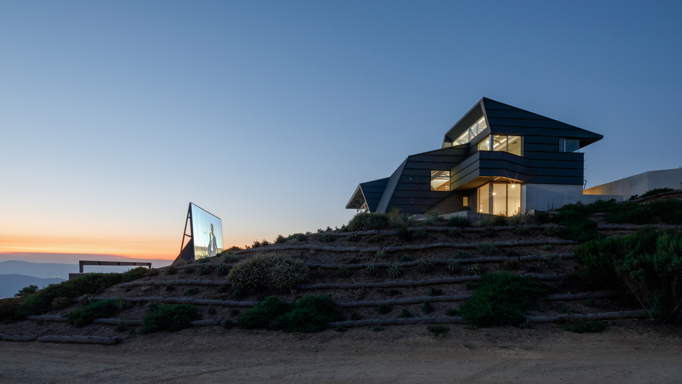 山脊上的 4/Way House | 野性与安全的完美结合-0