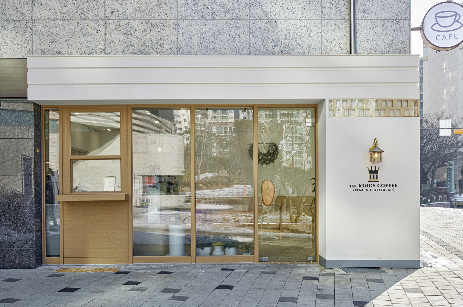 8 坪极简咖啡厅 | 白色与木色的完美融合-2