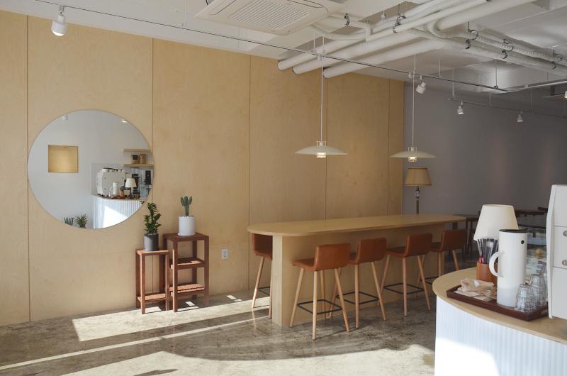 简约 20 平咖啡厅，展现白色与木色的精致空间设计-3