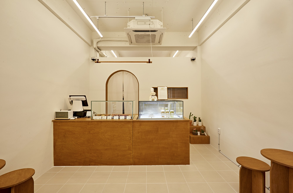 温暖工业风 8 坪金属甜点店室内设计-4