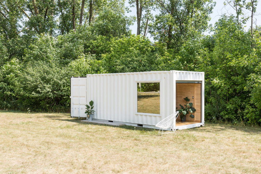 白色集装箱变身高档运动品牌临时展厅-26