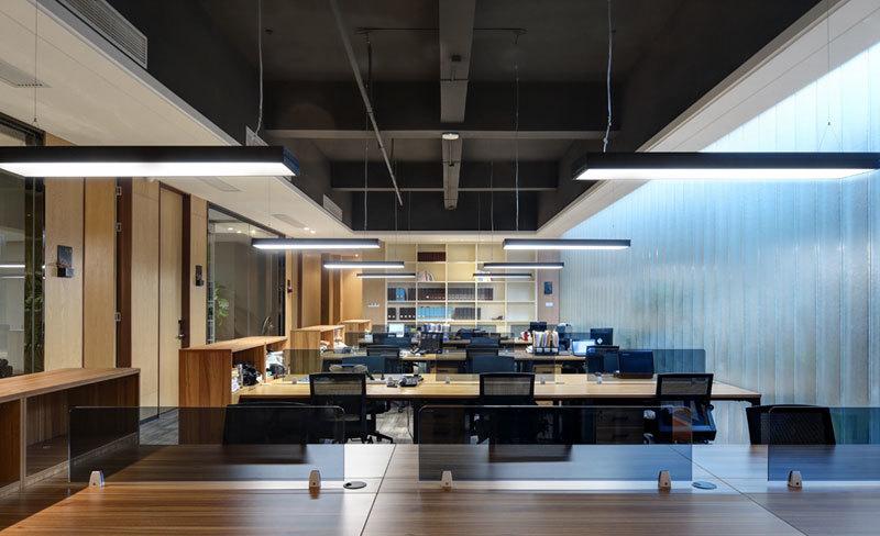 现代优雅办公空间,演绎黑色烤漆与木板的创意结合-13