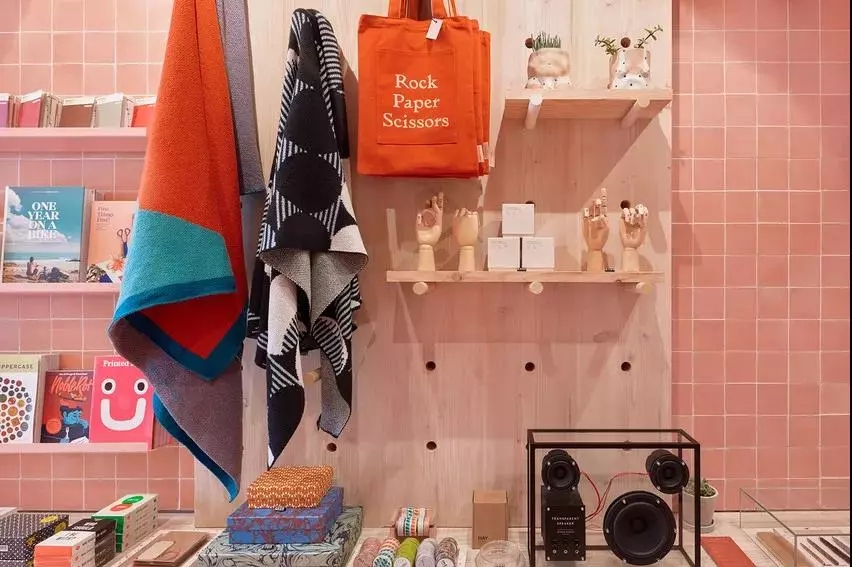 伦敦粉色货柜文具店 设计独特引人入胜-12