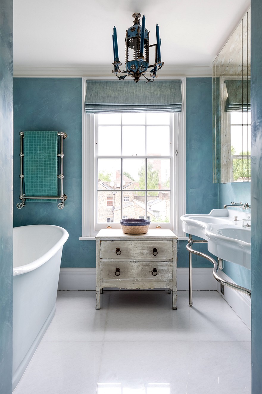 Blue House: London Georgian House Features an Eclectic Mix of Old and New-34