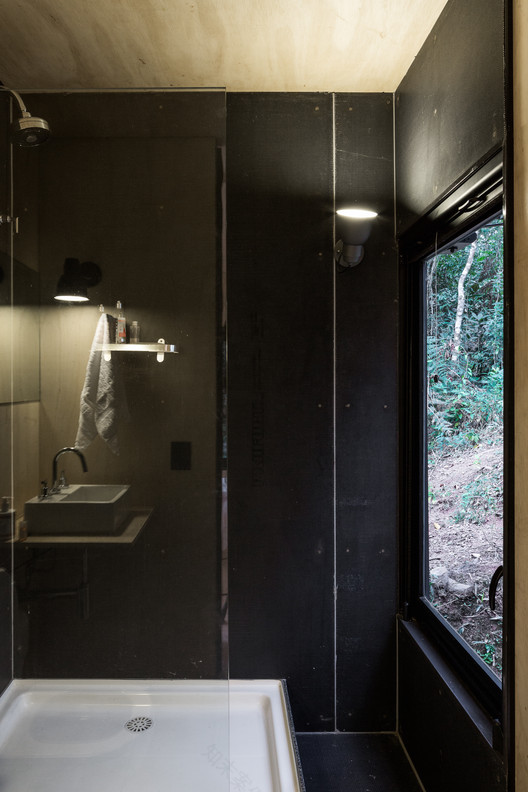 极简主义的山间小木屋-24