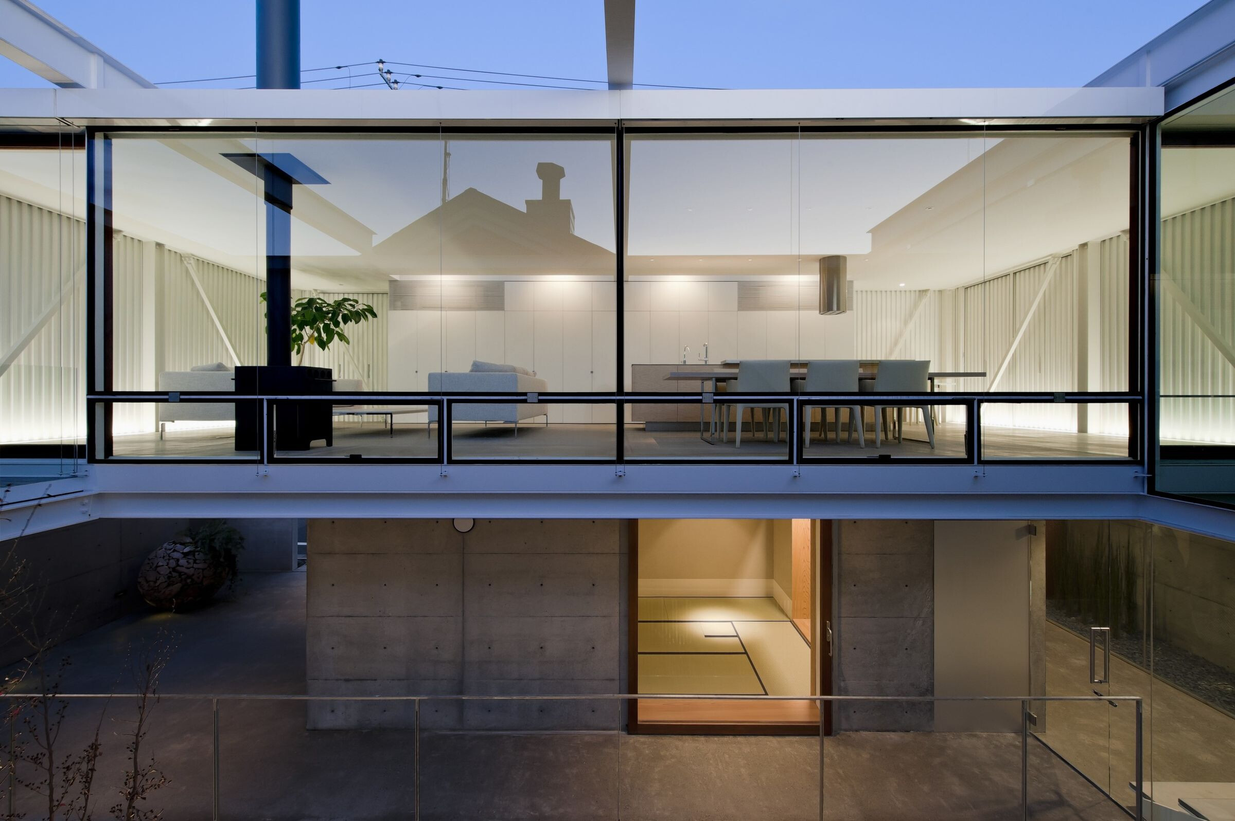 东京私密寓所的庭院光影之美-14