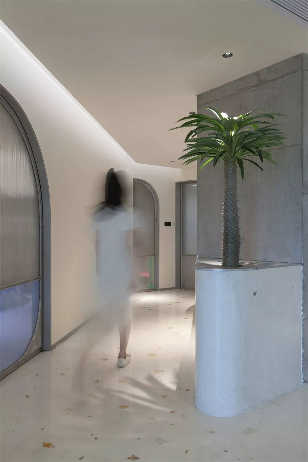 卧野空间设计事务所办公室——自由交流的弧形空间-10