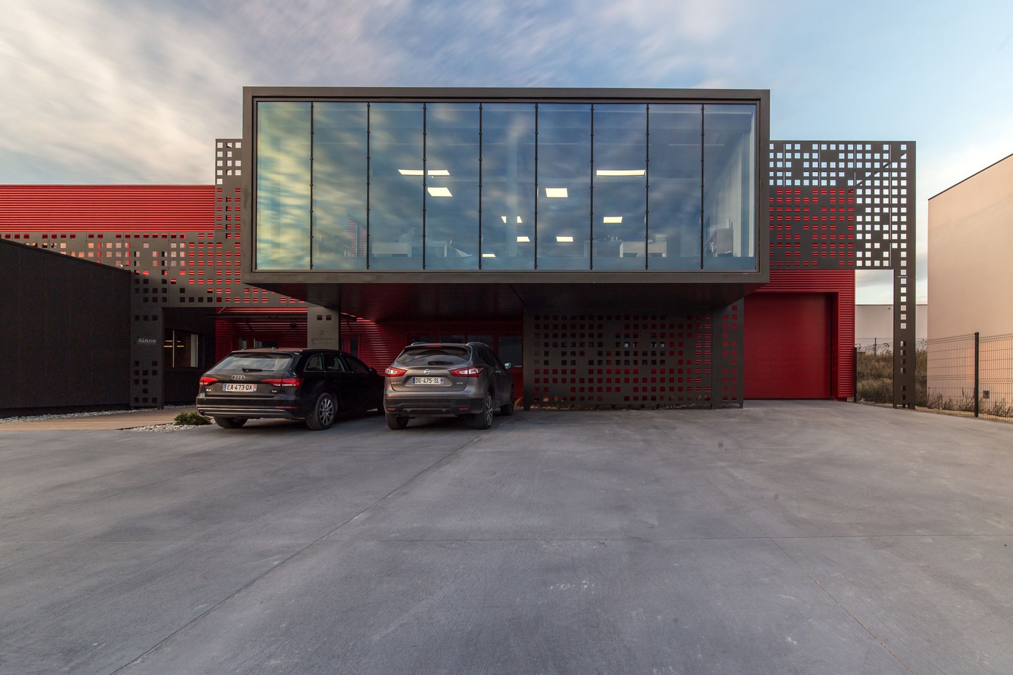 打破对称的金属网格办公楼-24