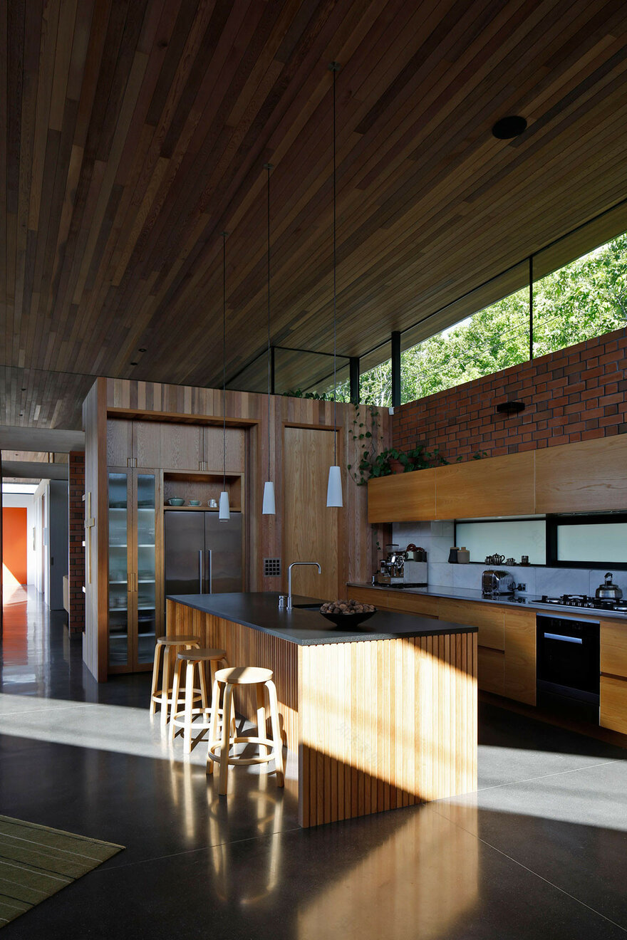 砖墙围合的中央泳池庭院屋-19