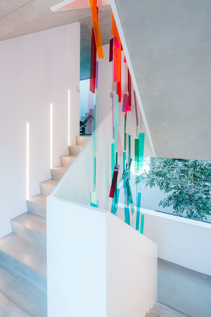 色彩螺旋楼梯,自然元素与建筑设计的完美融合-18